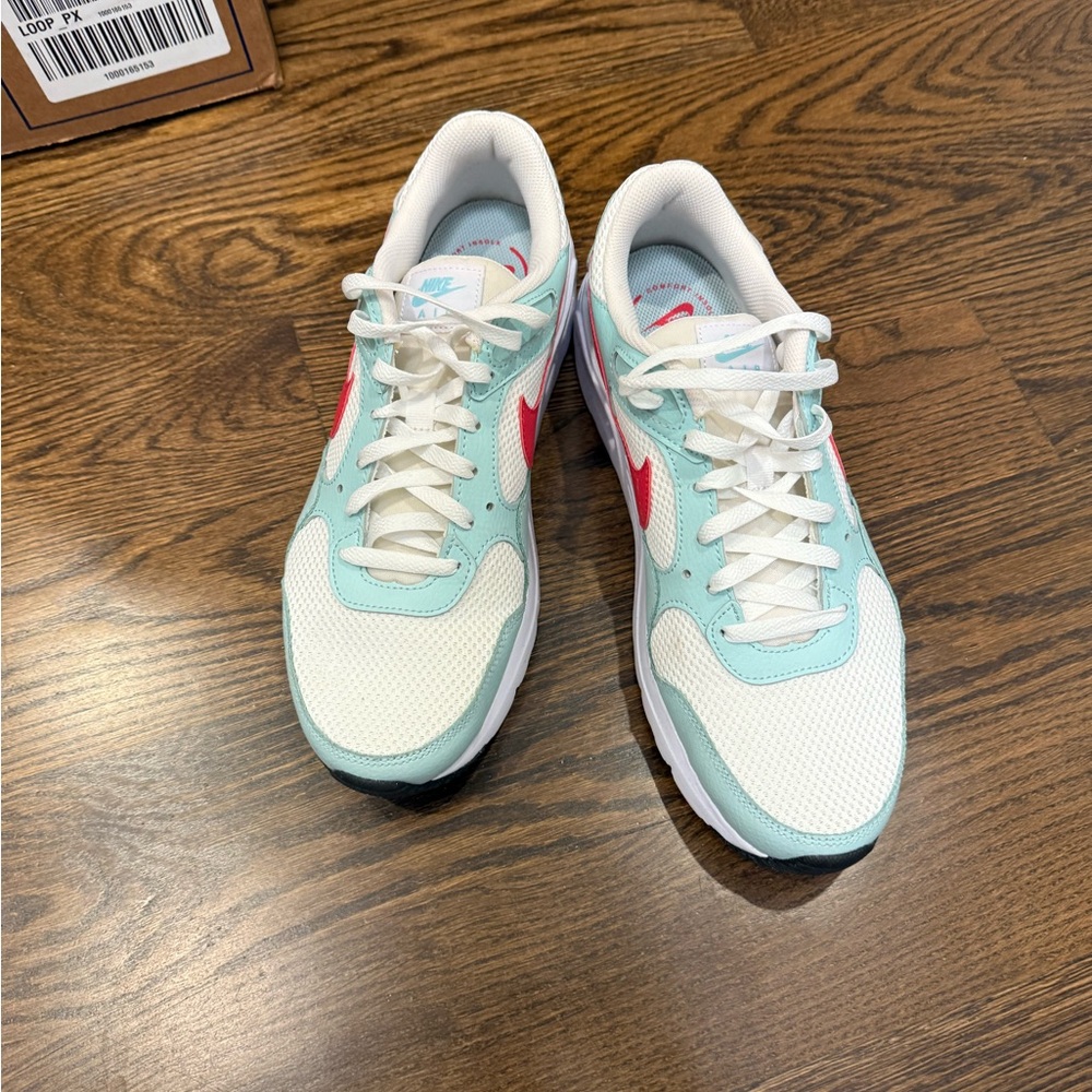 Nike men’s 10.5 air Max in white and mint  (good condition)
